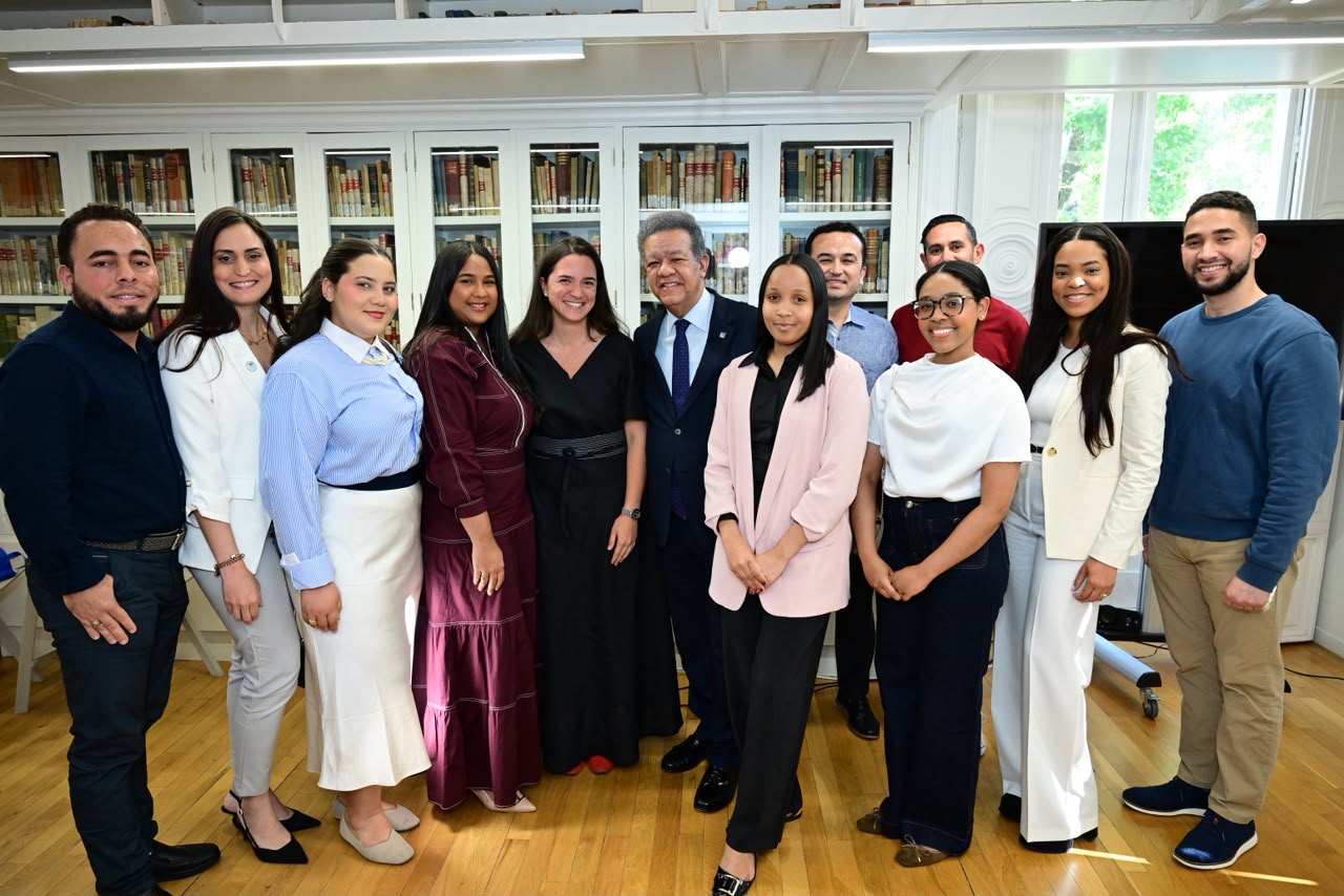leonel fernandez dialoga con jovenes en madrid y resalta el conocimiento como clave para el liderazgo del futuro 1