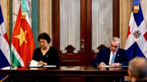 Surinam explora el modelo turístico dominicano para fortalecer la cooperación bilateral