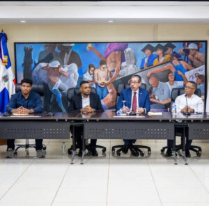 Rector Jorge Asjana recibe a la FED y reafirma compromiso con el bienestar estudiantil